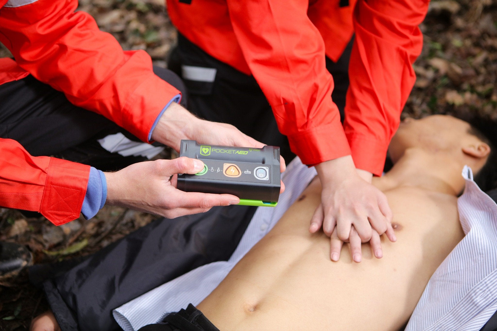 Hombre realiza RCP y saca desfibrilador Vivest Pocket